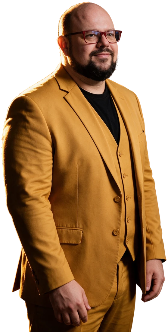 Flávio Sabugo, diretor da Otimize, retrato de estúdio com terno amarelo