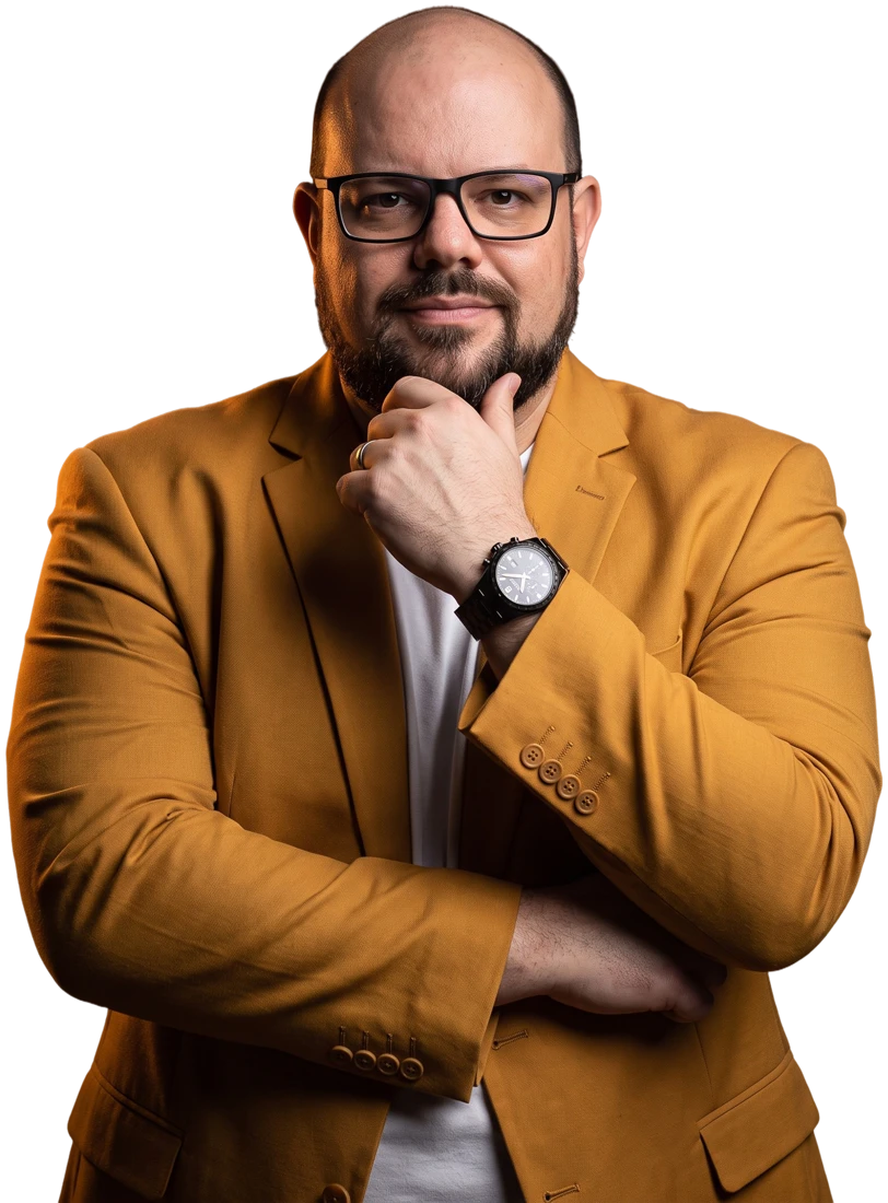 Flávio Sabugo, diretor da Otimize, retrato de estúdio com a mão no queixo